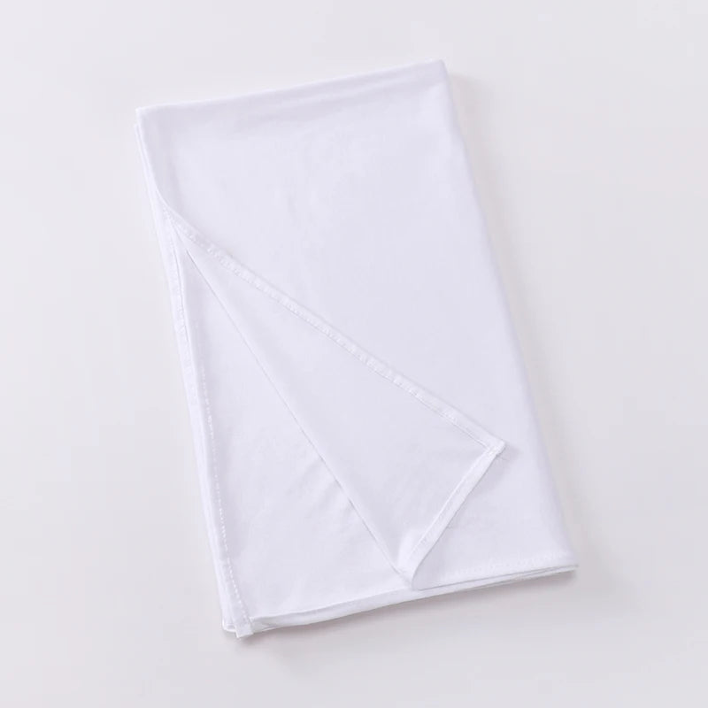 Écharpe instant hijab en jersey blanc et extensible, pliée sur un fond gris clair