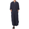 Mann trägt eine dunkelblaue Vintage-Islamische Jubba Thobe Kaftan mit langen Ärmeln und Brusttaschen.