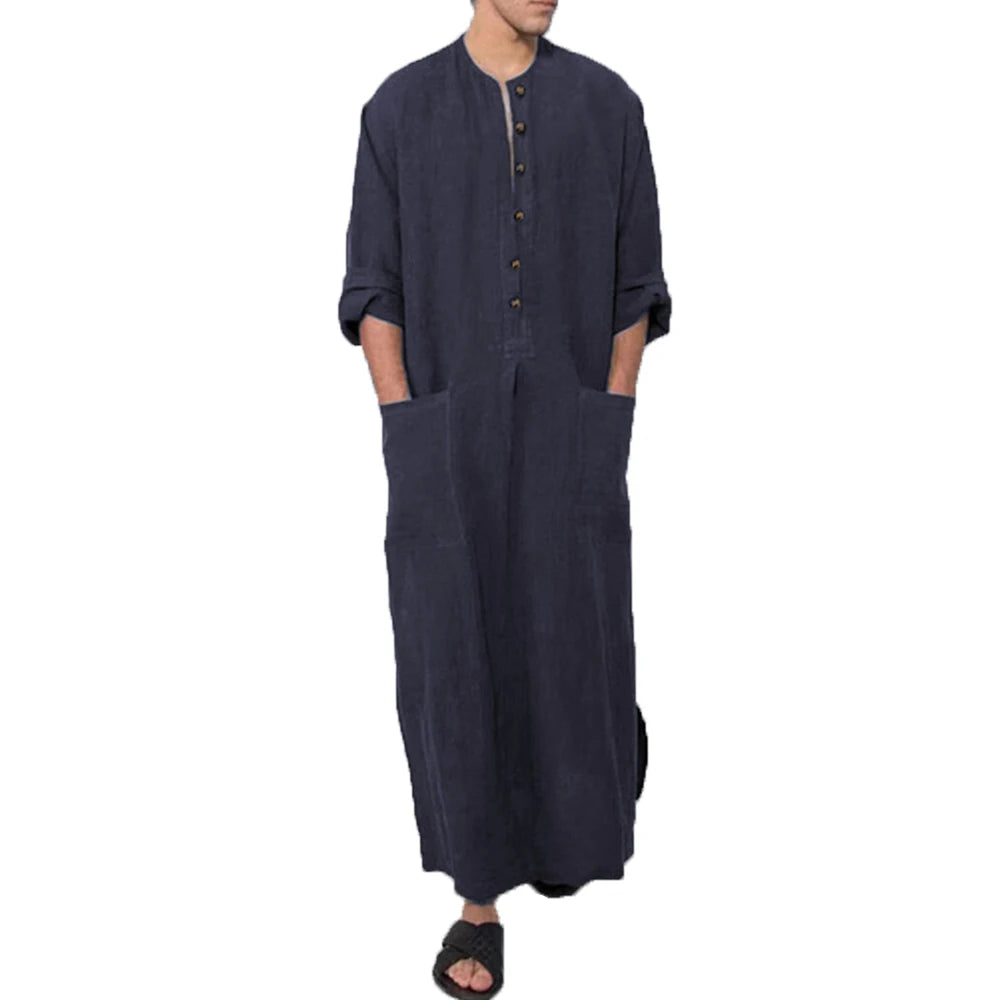 Mann trägt eine dunkelblaue Vintage-Islamische Jubba Thobe Kaftan mit langen Ärmeln und Brusttaschen.