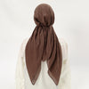Un bonnet de hijab en lin marron drapé autour du cou d'une personne, vu de dos.