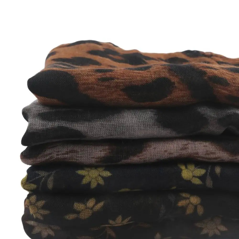Stapel von Leopardenmuster- und Polka-Dot-Baumwollschals in verschiedenen erdigen Tönen