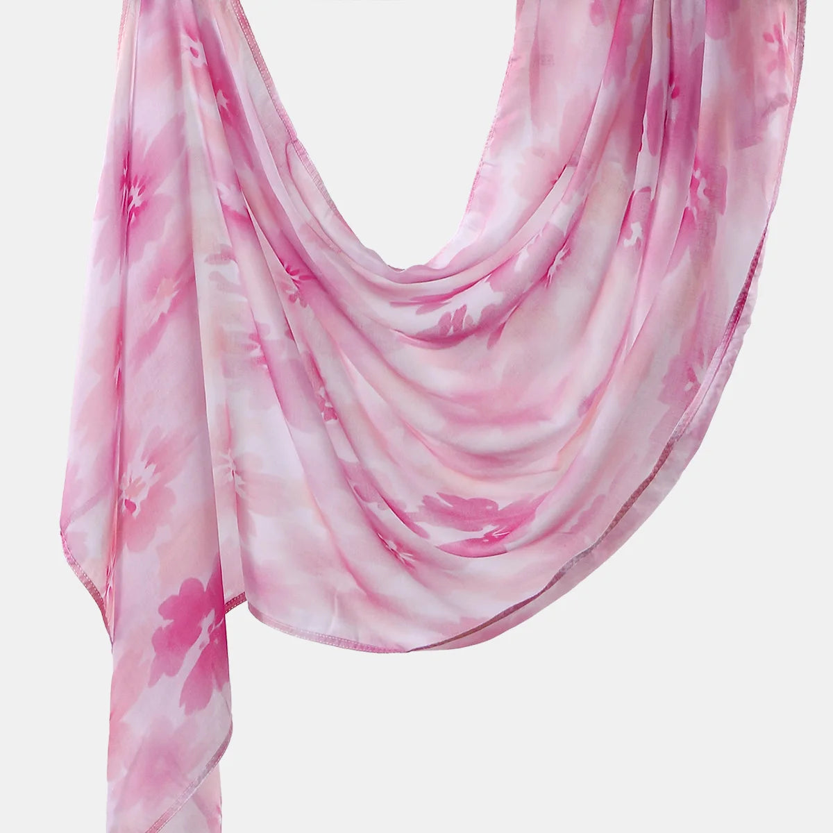 Rosa floral gemusterte Hijab-Schal aus hochwertiger Baumwoll-Viskose, elegant drapiert.