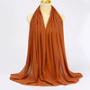 Ein drapierter, fester Terrakotta-Chiffon-Hijab-Schal auf einem Mannequin.