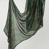 Durchsichtiger, dunkel olivgrüner Blumenmuster-Hijabschal elegant drapiert.