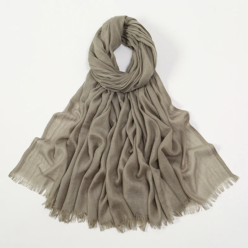 Pañuelo de hijab modal de bambú verde oliva con bordes festoneados.