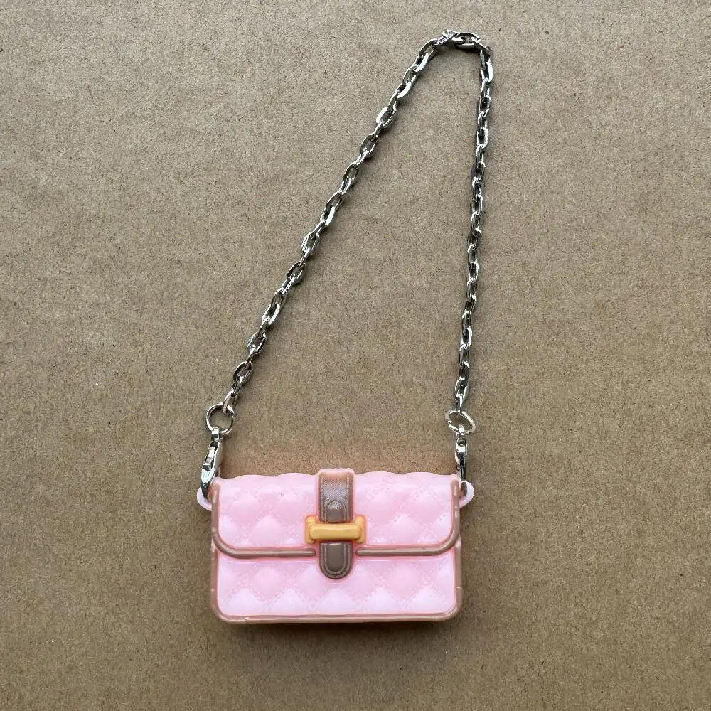 Bolso de moda acolchado rosa con correa de cadena plateada