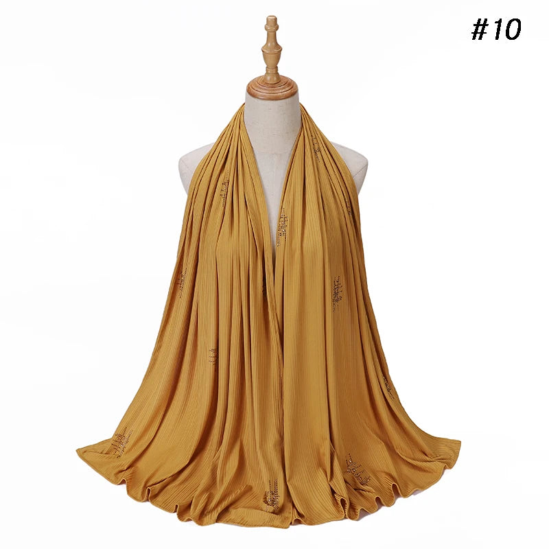 Senfgelber gerippter Jersey-Hijab-Schal drapiert auf einem Mannequin.