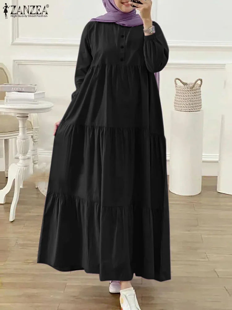 Eine Frau trägt ein elegantes schwarzes muslimisches Abaya Kaftankleid mit lila Hijab und silbernem Armreif.