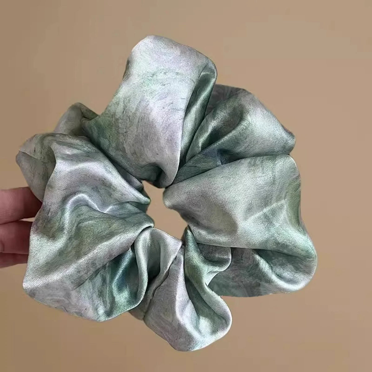 Hellblaue Seiden-Aquarell-Haar-Spange in voluminöser Schleifenform.