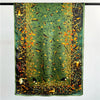 Vertikales Seid-Pareo-Schal mit komplexem Muster aus Vögeln und Laub in Grün-, Gold- und Orangetönen.