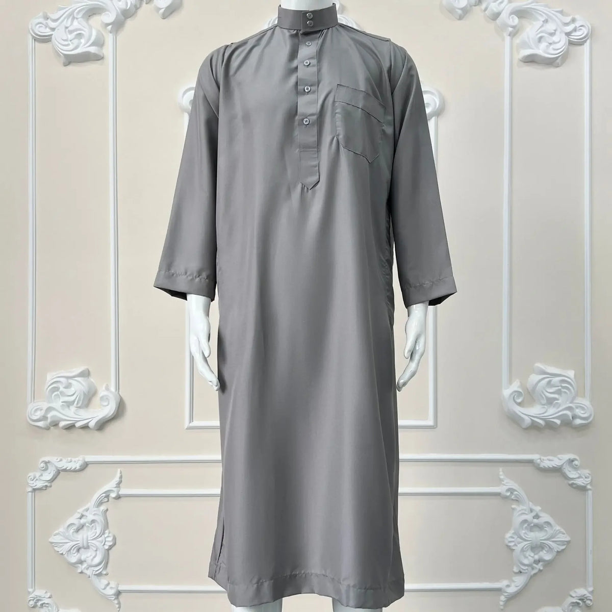 Herren-Islam Jalabiya Thobe Kaftan Hemd in Grau auf einem Mannequin