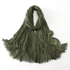 Foulard hijab en rayon crêpage vert olive drapé avec bords effilés.