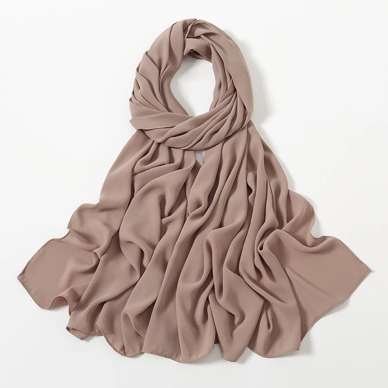 Fließender, staubrosa Chiffon-Hijab-Schal elegant drapiert.