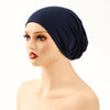Una modelo vistiendo un gorro de hijab deportivo azul marino elástico.