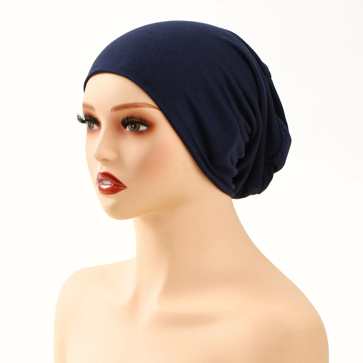 Una modelo vistiendo un gorro de hijab deportivo azul marino elástico.