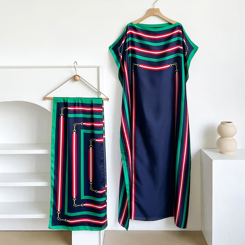Marineblaue Kaftan-Kleid mit vertikalen Streifen in rot, weiß und grün mit goldener Borte.