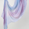 Durchscheinender lila und rosa Aquarell-druck Leinen-Baumwoll-Hijab-Schal, sanft drapiert.