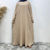 Ein langes beige Maxi-Abaya für Damen, präsentiert vor weißem Hintergrund.