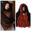 Model trägt einen dunkelbraunen Ramanda Bamboo Modal Rayon-Schal-Hijab über Kopf und Schultern.