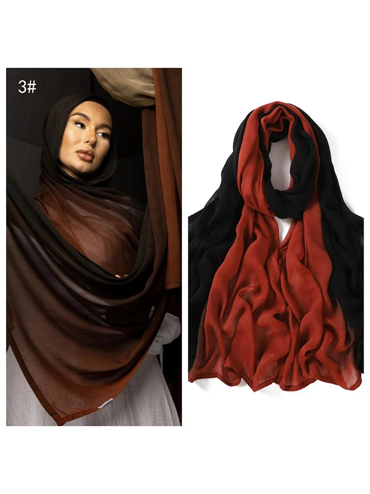 Model trägt einen dunkelbraunen Ramanda Bamboo Modal Rayon-Schal-Hijab über Kopf und Schultern.