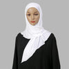 Eine Frau trägt einen weißen weichen Modal-Jersey Instant-Hijab-Schal über einem schwarzen Oberteil.