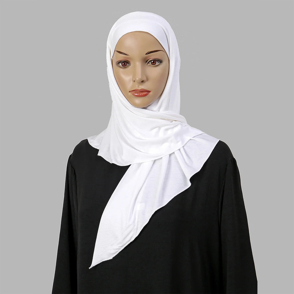 Eine Frau trägt einen weißen weichen Modal-Jersey Instant-Hijab-Schal über einem schwarzen Oberteil.