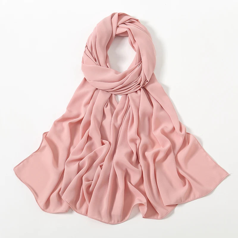 Weicher rosa Chiffon-Schal in fließendem Wickelstil.