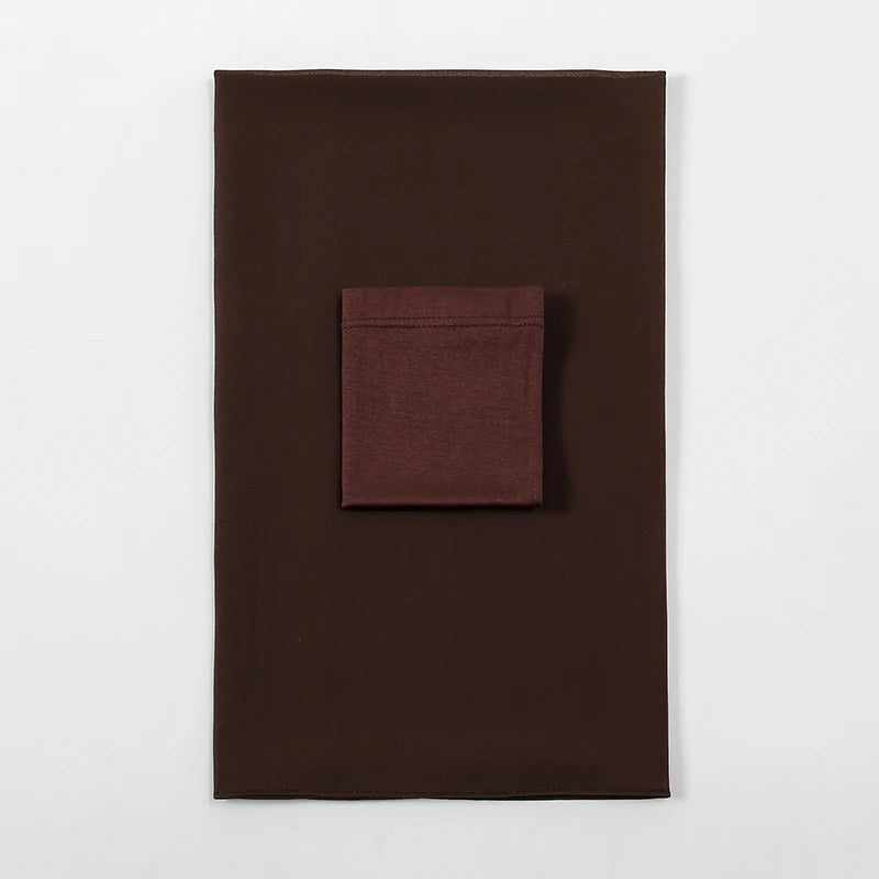 Dunkelbrauer Chiffon-Hijab und Undercap-Set auf weißem Hintergrund.
