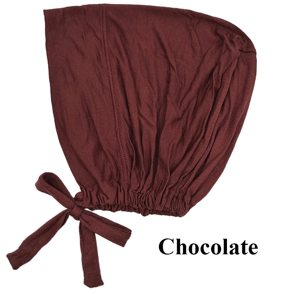 Pañuelo turbante modal marrón rojizo, atado en la parte inferior.