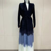 Manteau trench à manches longues à plis imprimé bleu foncé exposé sur un mannequin.