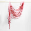 Rosa und rot aquarellierter Baumwoll-Leinen-Hijab-Schal über einer Wäscheleine drapiert.