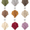 Collection de quatorze foulards hijabs en jersey triangle élégants pliés dans diverses nuances de gris, marron, vert olive et