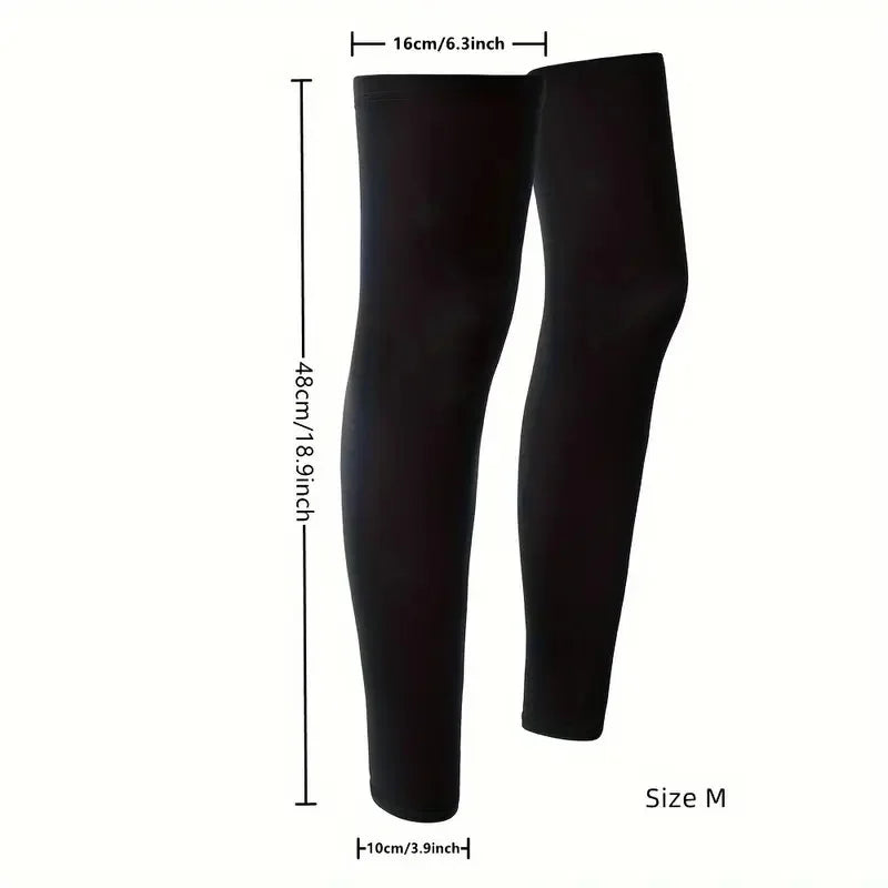 Guêtres noires de compression pour la protection solaire et l'usage extérieur, vues verticalement.