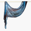 Fließender Aquarell-Hijab-Schal in Blau-, Grau- und Brauntönen über einem Bügel.