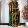 Eine Frau trägt ein braunes Leopardenmuster-Kaftankleid mit grünem Zierrand und goldfarbenen Kettendetails.