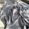 Drapierte silberne Crinkle-Satin-Chiffon-Hijab-Stoff mit kleinen goldenen Accessoires