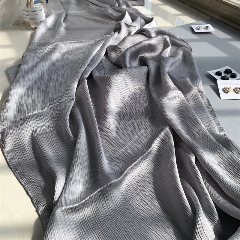 Drapierte silberne Crinkle-Satin-Chiffon-Hijab-Stoff mit kleinen goldenen Accessoires