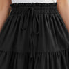 Una falda midi A-line bohemia negra atada a la cintura, usada por una persona.