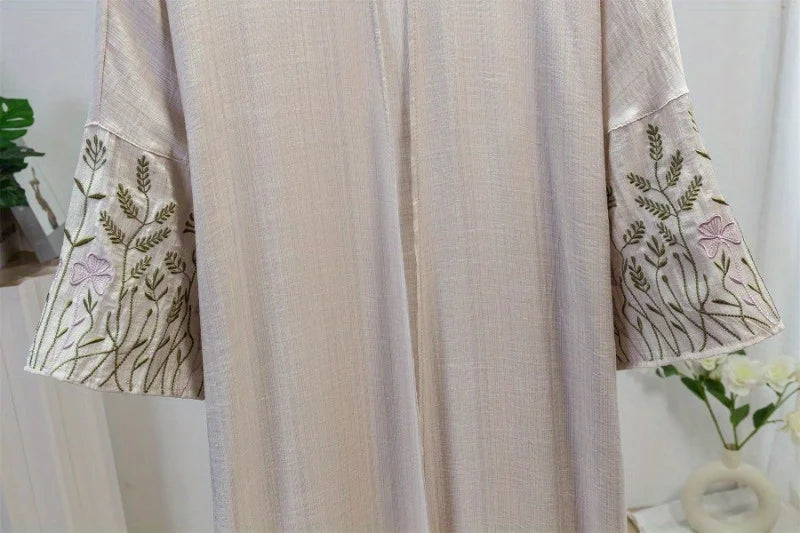 Hellbeige Kaftan-Abaya mit zarter grüner Stickerei an den Ärmeln