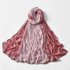 Fließender pink-korallener Rayon-Hijab-Schal, elegant drapiert.