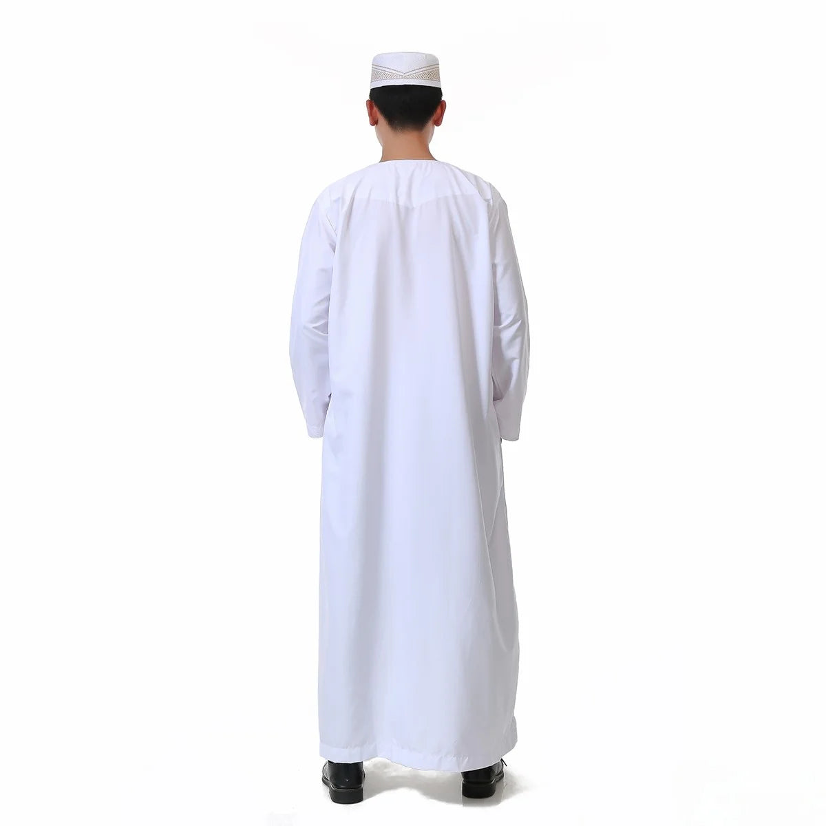 Mann mit weißem, langarmigen Thobe und weißer Kufi-Mütze von hinten.