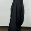 Una elegante túnica negra con capucha de largo completo para mujer, mostrada contra un fondo blanco.