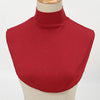 Ein leuchtend rotes Rollkragenhemd auf einem Mannequin.
