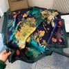 Dunkelblaue Seidsscarf mit lebendigem Blumen- und Blattmuster und goldenen Akzenten.