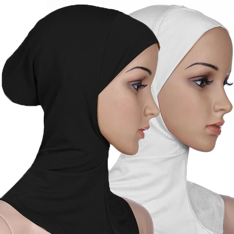 Hijab et foulard élégant noir et blanc sur mannequin de tête.