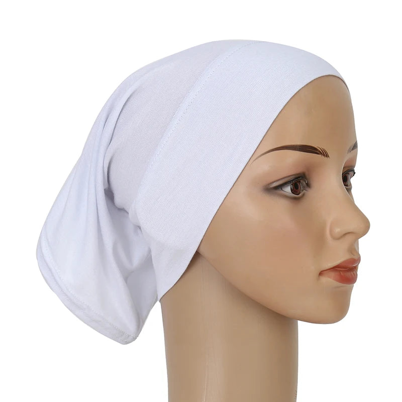 Bonnet de hijab de algodón suave elástico blanco modal, exhibido en maniquí.