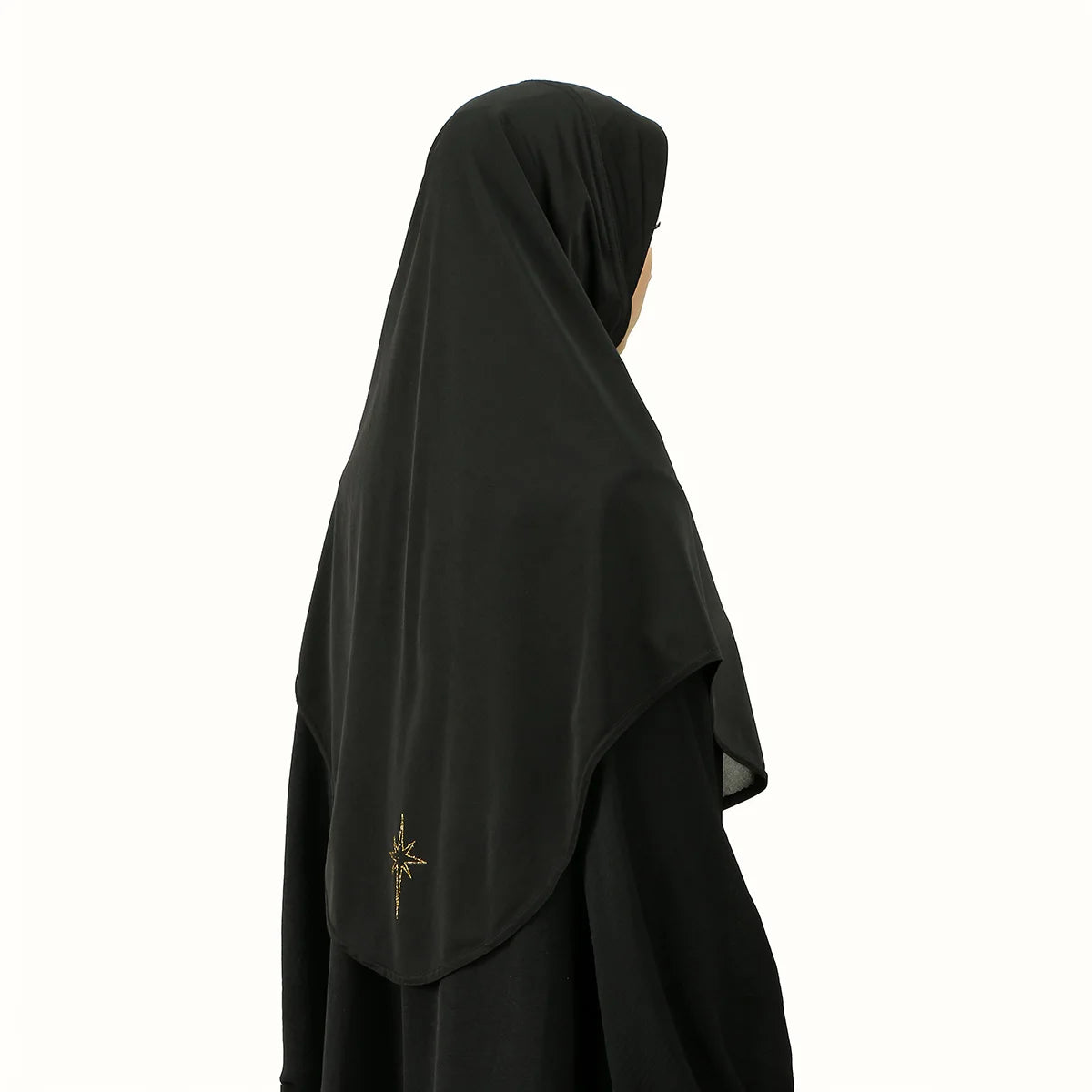 Un foulard hijab noir avec broderie dorée, vu de dos.
