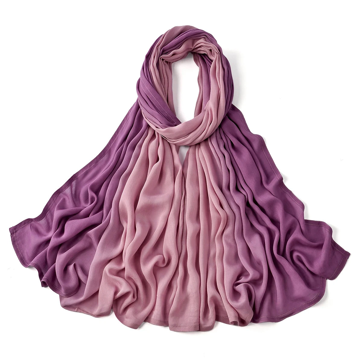Un foulard hijab fluide et drapé en modal dégradé violet et mauve.