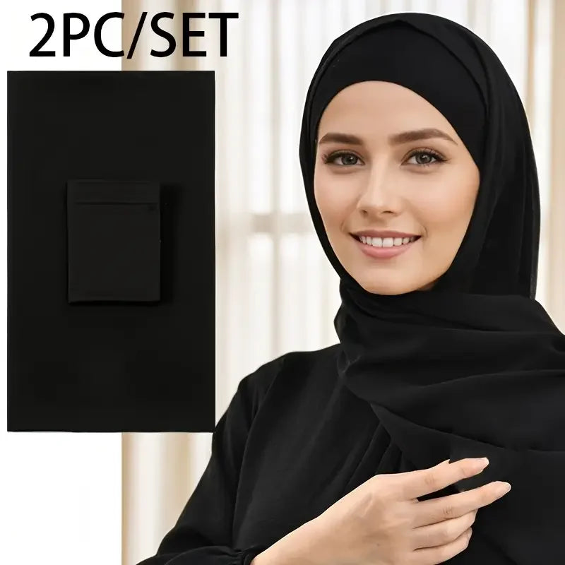 Eine Frau trägt ein schwarzes Chiffon-Hijab-Set mit einem passenden schwarzen quadratischen Accessoire.
