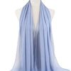 Helles blaues Chiffon-Hijab-Schal um den Hals einer Mannequin
